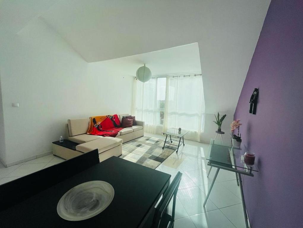 - un salon avec un canapé et une table dans l'établissement Apartamento Oliveira House Rent, à Praia