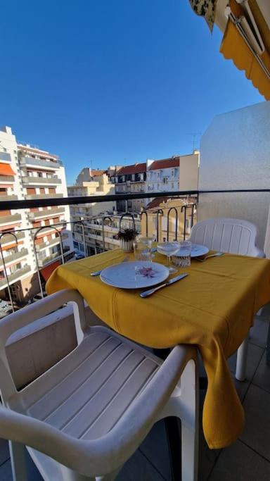 une table avec un chiffon de table jaune sur un balcon dans l'établissement Studio for 2 near the Croisette central with balcony 133, à Cannes