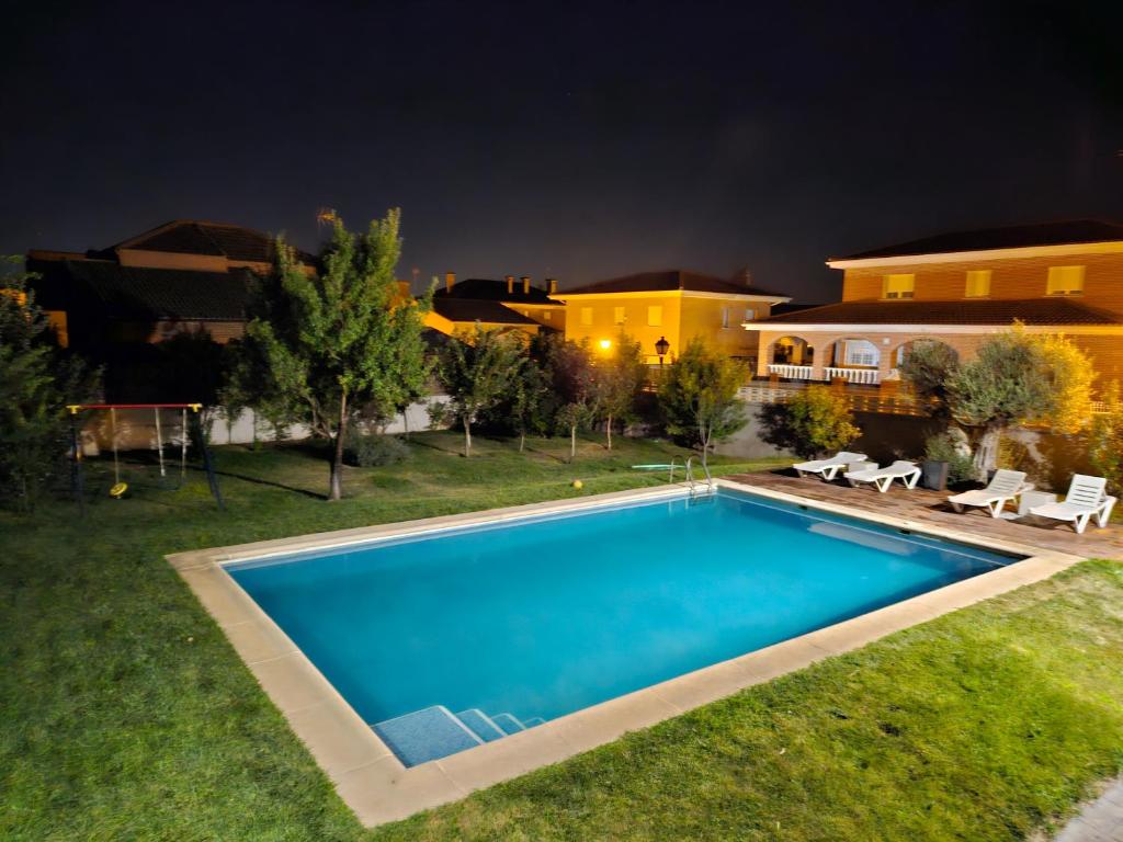 - une piscine dans la cour d'une maison la nuit dans l'établissement La Casona de Simón, un pequeño paraíso urbano, à Camarma de Esteruelas