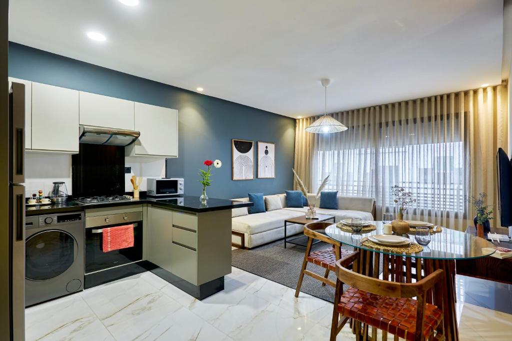 een keuken en een woonkamer met een tafel bij Charming 1 Bed Casablanca Retreat With Free Parking in Casablanca