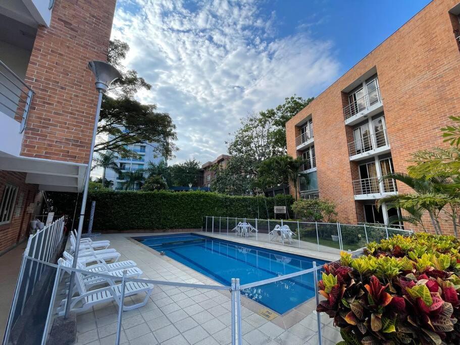 uma piscina em frente a um edifício em aparta estudio cerca a C.C em Ibagué