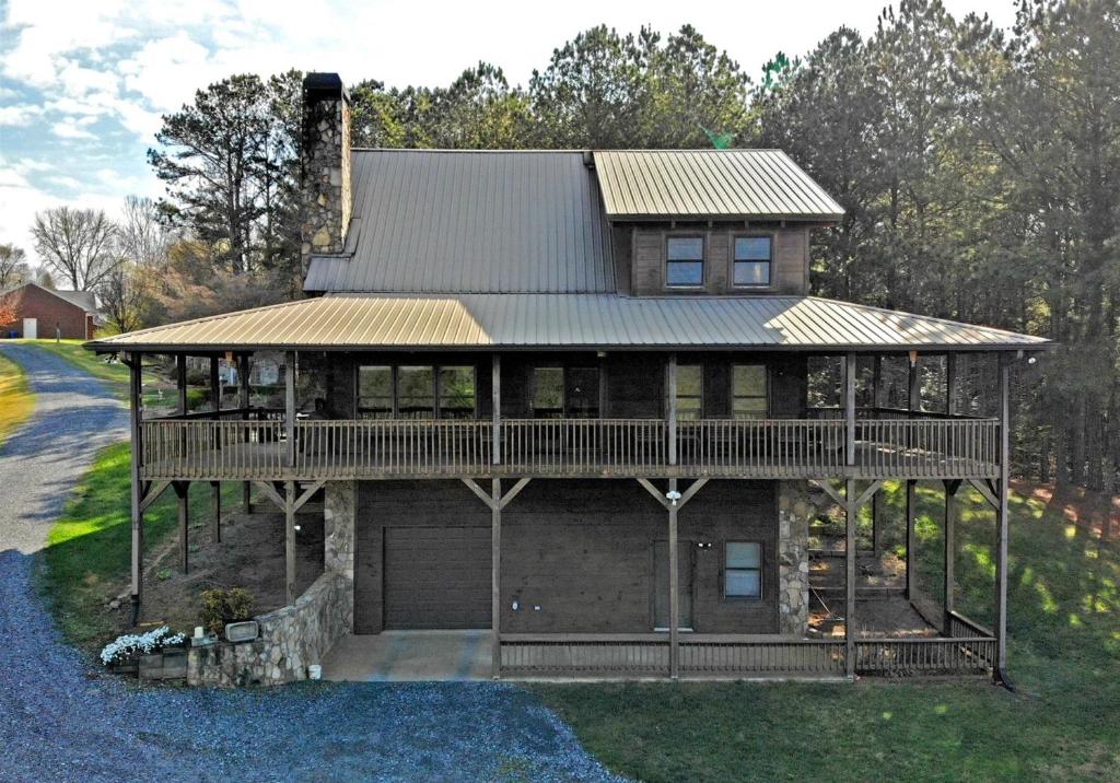 een groot huis met een veranda rondom bij Brew with a View Lodge in Ducktown