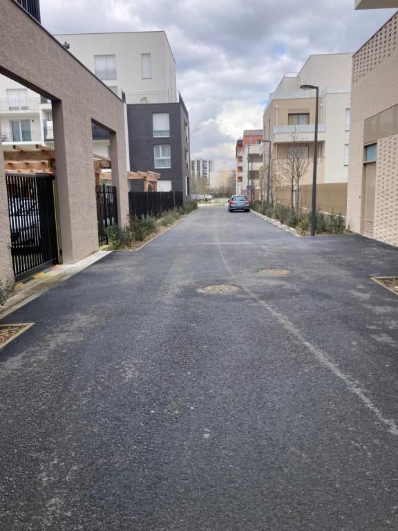 een lege straat met een auto in het midden bij appartement T2 proche aéroport Orly in Grigny