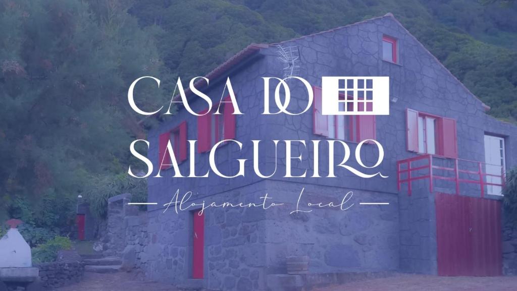 Calheta的住宿－Casa Do Salgueiro，建筑上的一个标语是casa do salerno