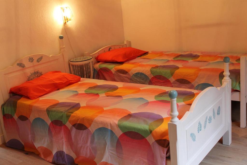 Cette petite chambre comprend 2 lits jumeaux. dans l'établissement ROCHEL, à Saint-Julien-Boutières