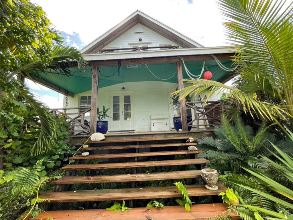 dom ze schodami prowadzącymi do niego w obiekcie Bahamian Farm House w Rock Sound