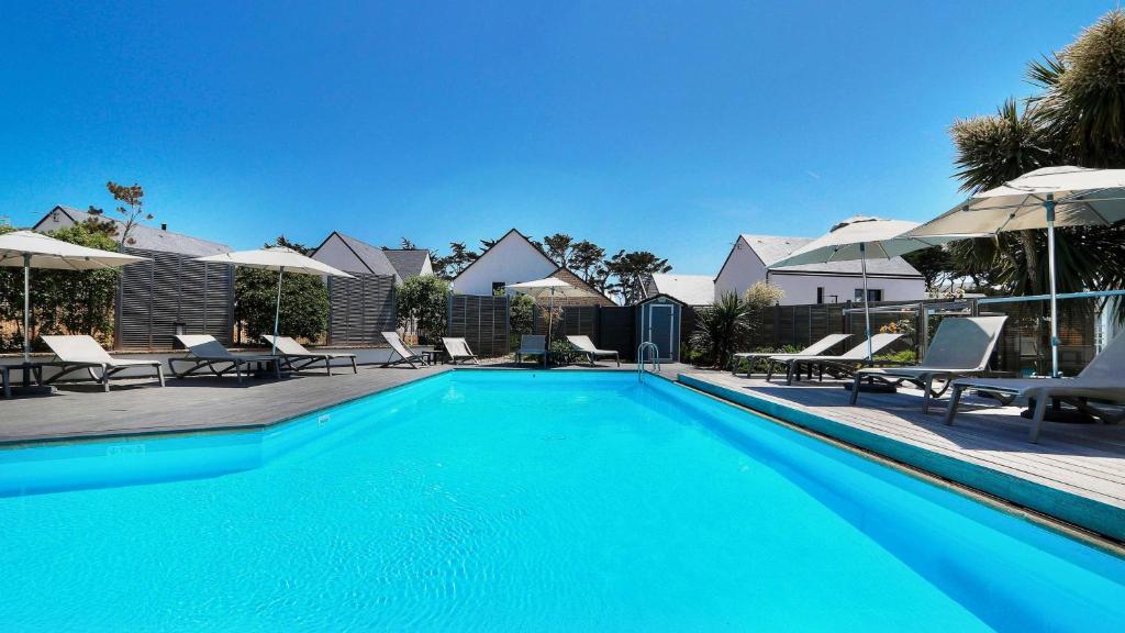 Bazén v ubytování Best Western Hôtel Le Bellevue Quiberon nebo v jeho okolí