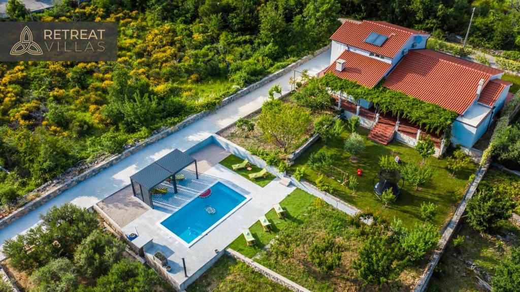 Bazén v ubytování Villa Eleona with private pool and garden nebo v jeho okolí