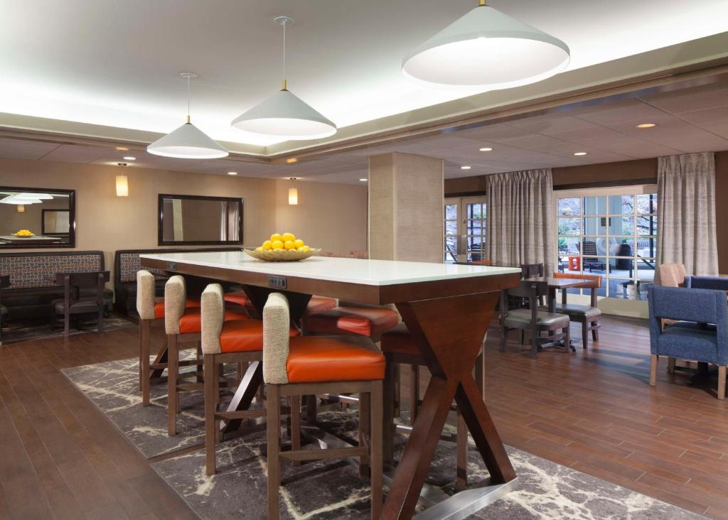 Hampton Inn Charleston-Southridge photo