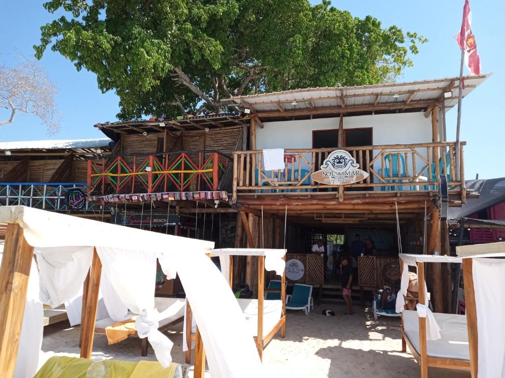 een gebouw met een balkon en stoelen ervoor bij Venido del Mar Turquesa White Beach Barù in Cartagena