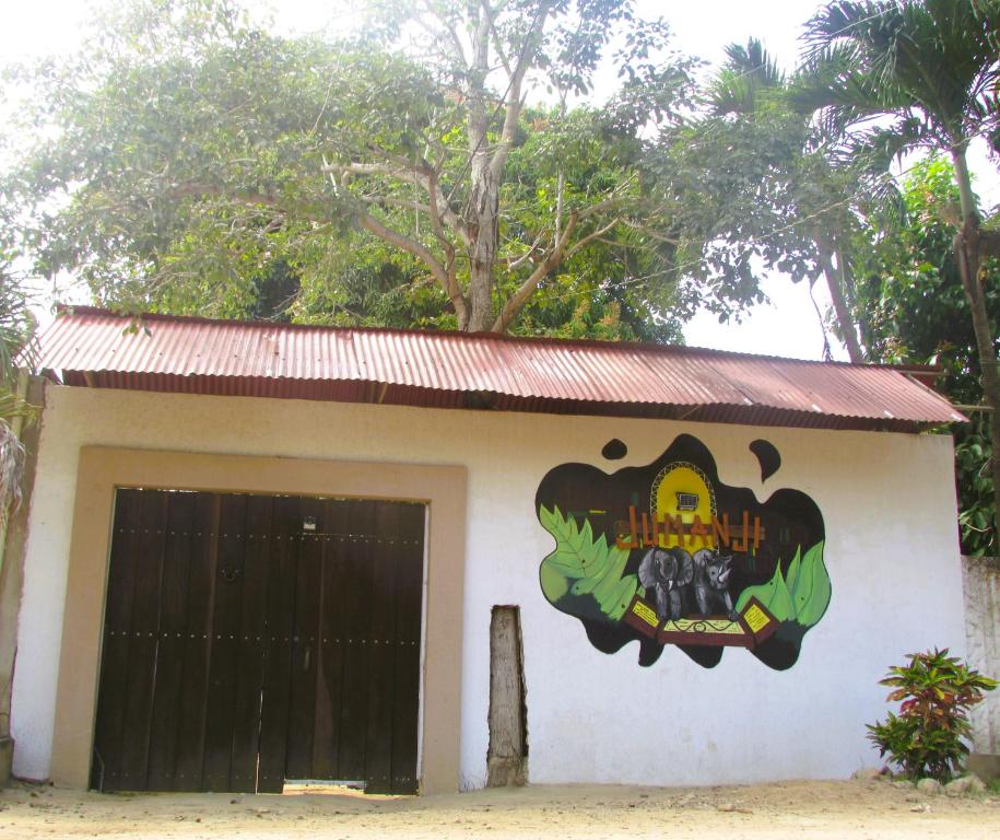 ein Gebäude mit einem Gemälde auf der Seite in der Unterkunft Jumanji in Palomino
