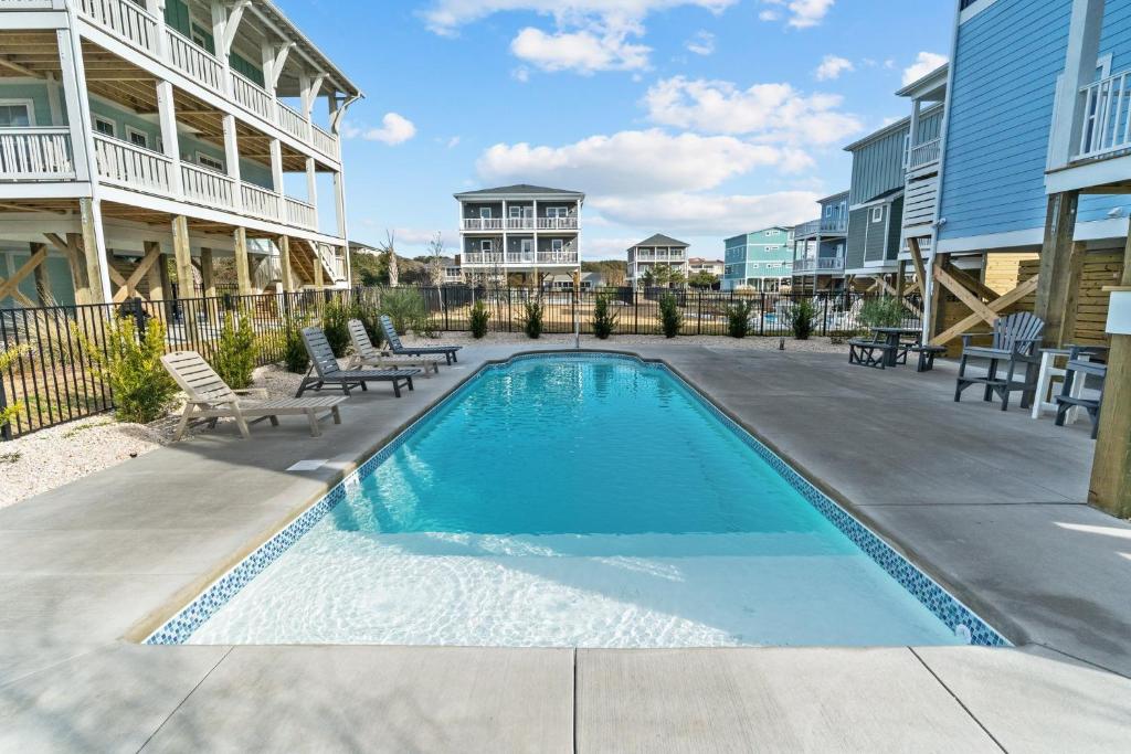 een zwembad op de binnenplaats van een appartementencomplex bij A New Hope in Oak Island
