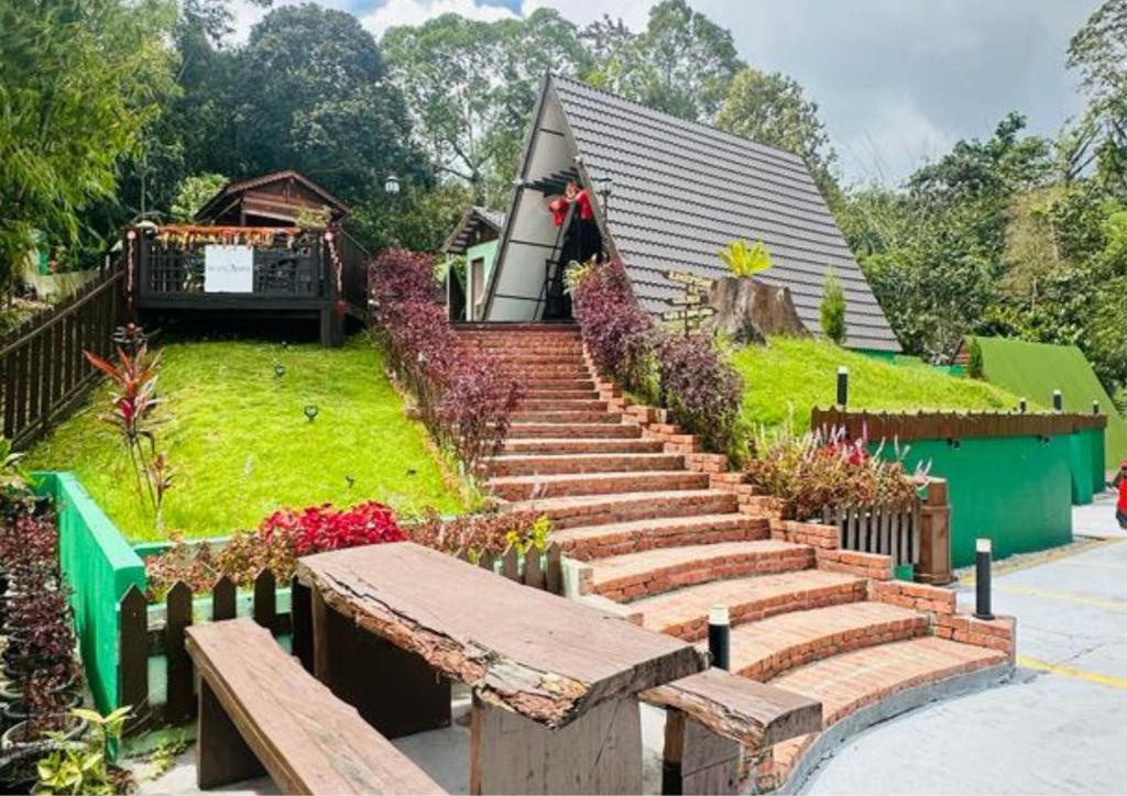um conjunto de escadas com bancos e uma casa em Rustcamps Glamping Resort em Genting Highlands