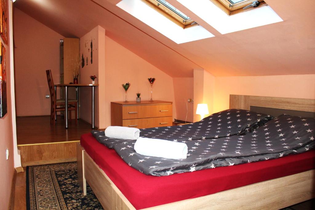 um quarto com uma cama num sótão em Hostel Iris em Belgrado