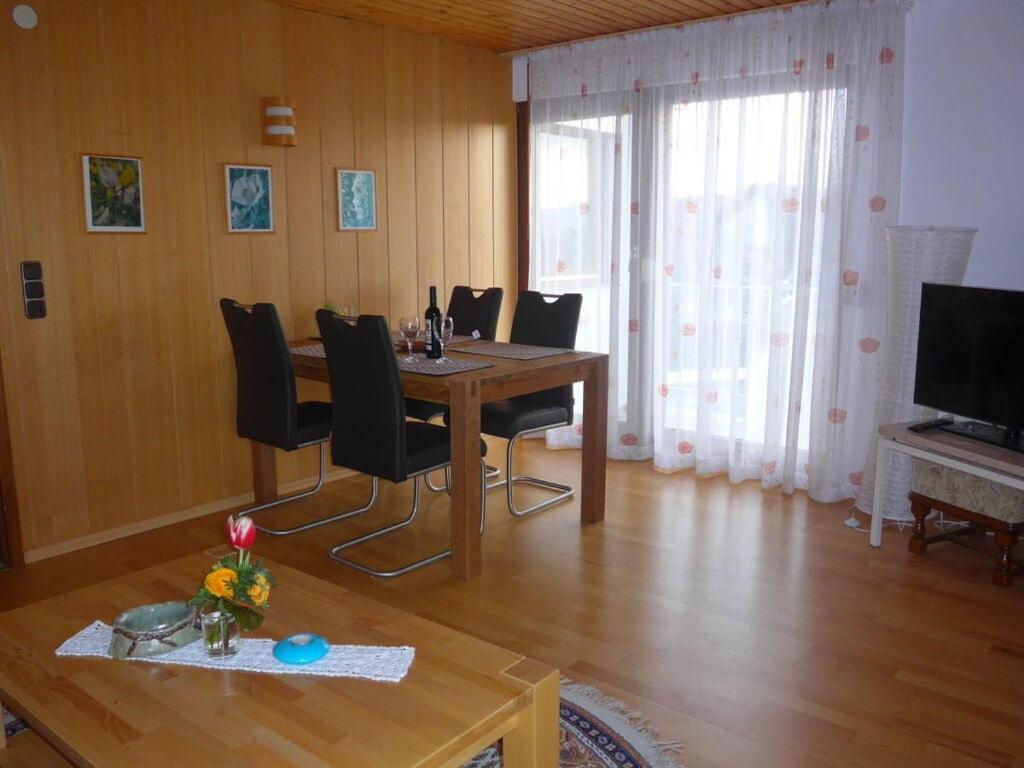une salle à manger avec une table, des chaises et une télévision dans l'établissement Apartment in Zickhusen OT Drispeth, à Langenargen
