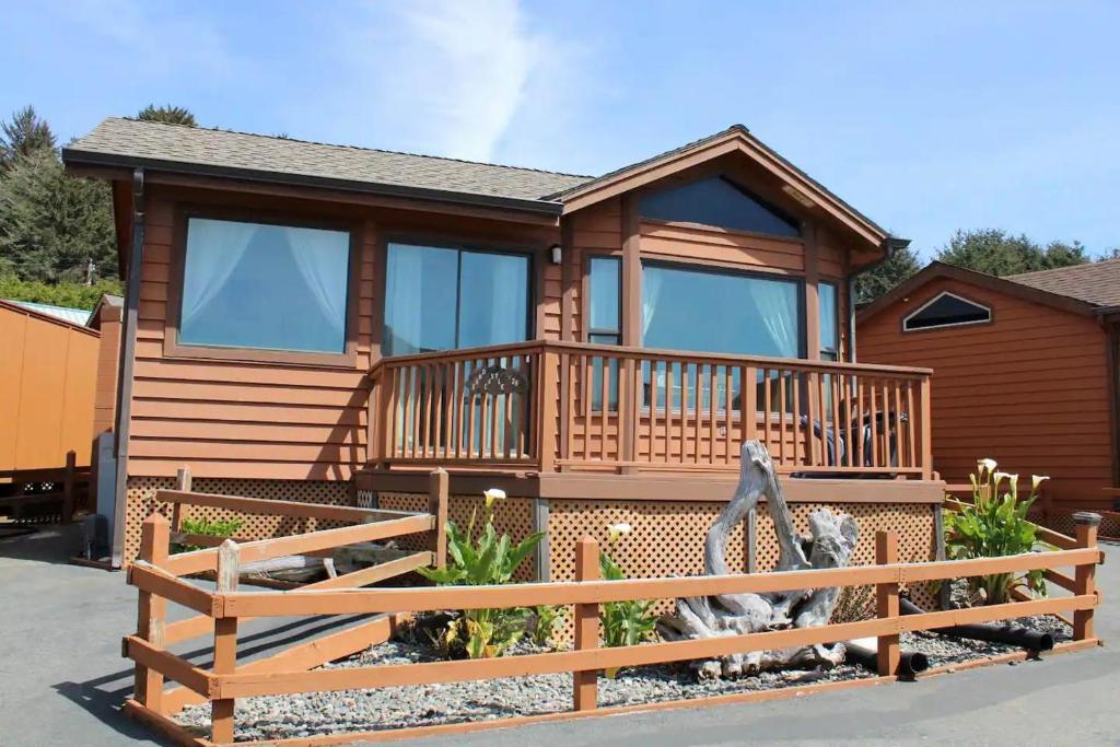Cabaña con terraza grande y valla en Oceanview Cabin 25 W Jacuzzi & Pleasant Views, en Smith River