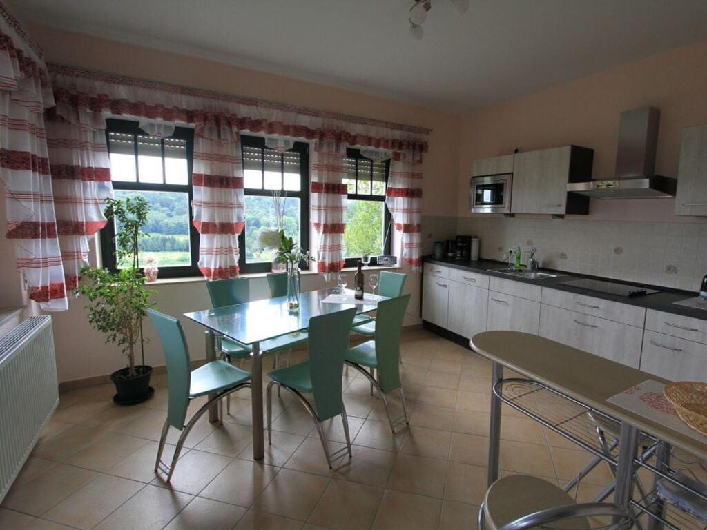 een keuken met een tafel en stoelen in een kamer bij Holiday apartment Elbtalblick in Meißen