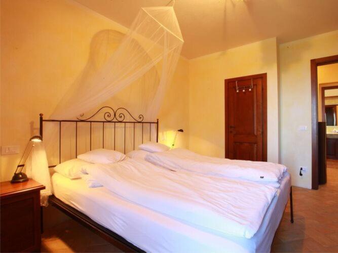 เตียงในห้องที่ Nice apartment in Seggiano GR