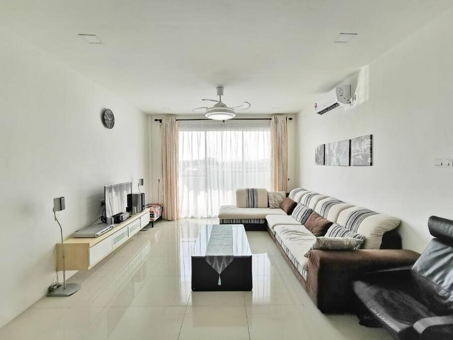 ein Wohnzimmer mit einem Sofa und einem Couchtisch in der Unterkunft EcoPark Condo, 5mins to airport, malls & eatery in Miri