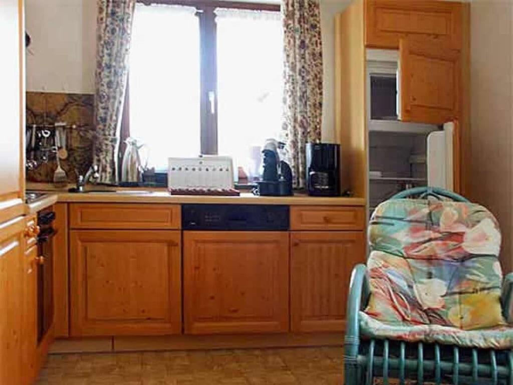een keuken met een aanrecht en een stoel in een kamer bij Apartment in Tauberbischofsheim in Seehausen am Staffelsee
