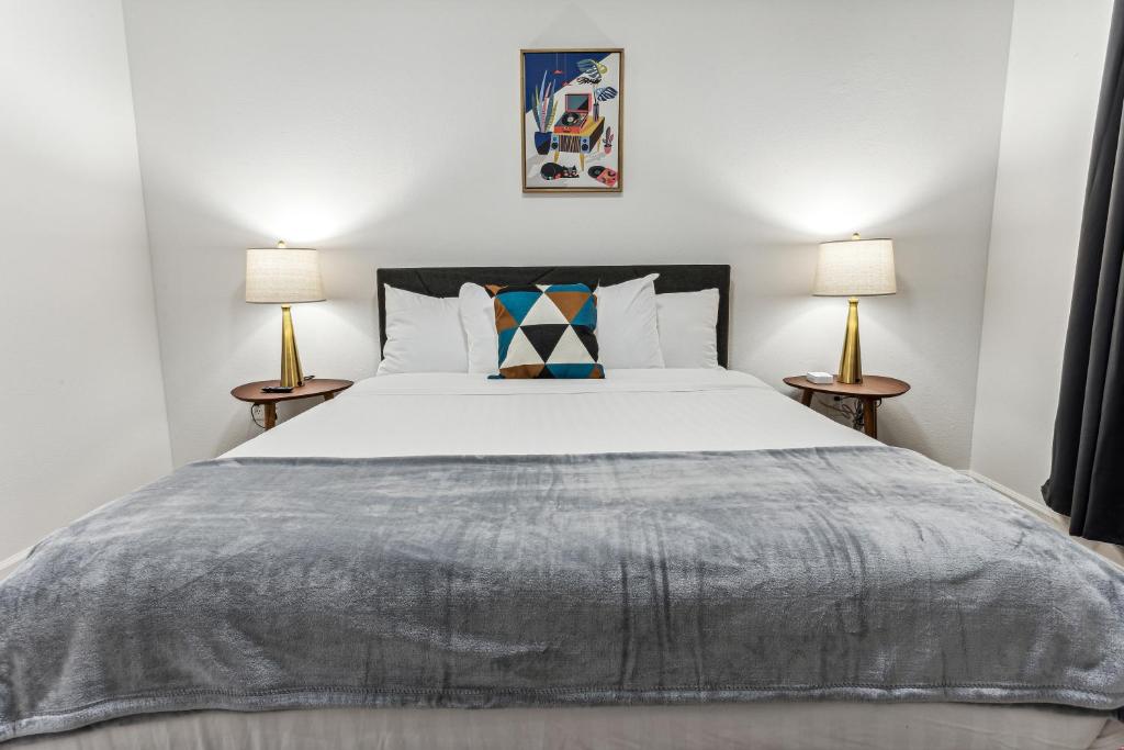 Krevet ili kreveti u jedinici u okviru objekta Frisco Charm: Stylish Townhouse Getaway