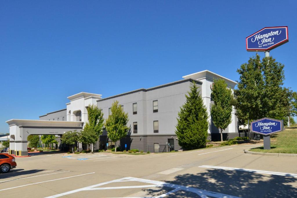 un aparcamiento vacío frente a un edificio en Hampton Inn Kansas City Northeast en Kansas City