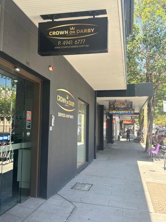 Crown on Darby Newcastle - Resim 1