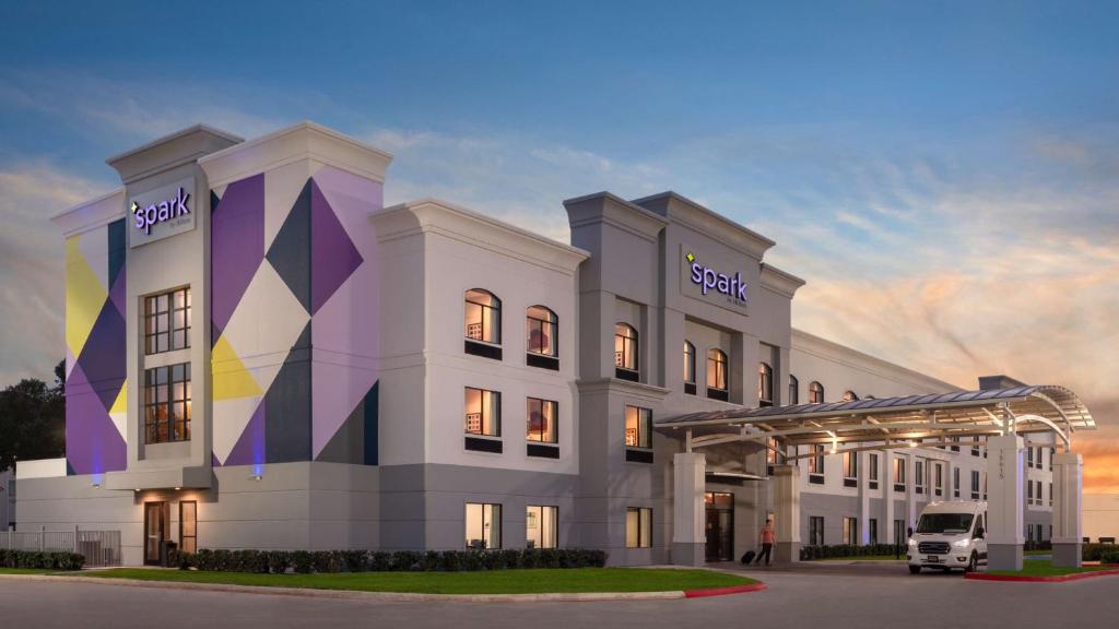 休斯顿Spark By Hilton Houston Bush Intercontinental Airport的一栋建筑的效果图，外面停着一辆货车
