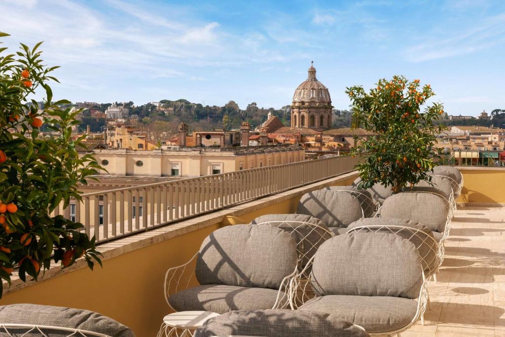 uma fila de cadeiras numa varanda com vista em Radisson Collection Hotel, Roma Antica em Roma