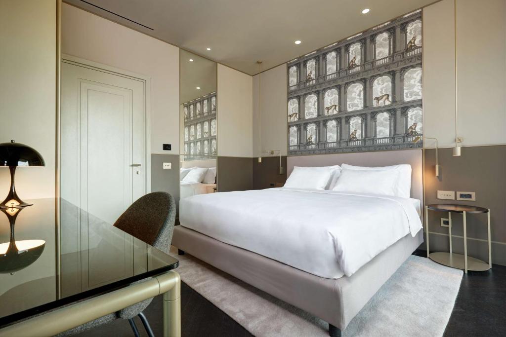 Postel nebo postele na pokoji v ubytování Radisson Collection Hotel, Roma Antica