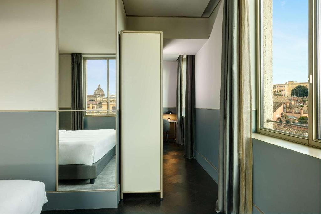 Postel nebo postele na pokoji v ubytování Radisson Collection Hotel, Roma Antica