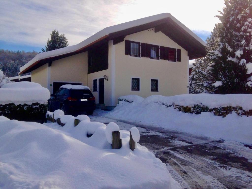 ウンターヴォッセンにあるFerienhaus Balsbergblickの雪の多い家