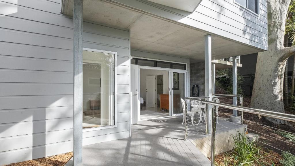 eine Veranda eines Hauses mit Glastür in der Unterkunft Beautiful Views, Secluded Beaches and Stunning Bush Walks All At Your Doorstep in Booker Bay