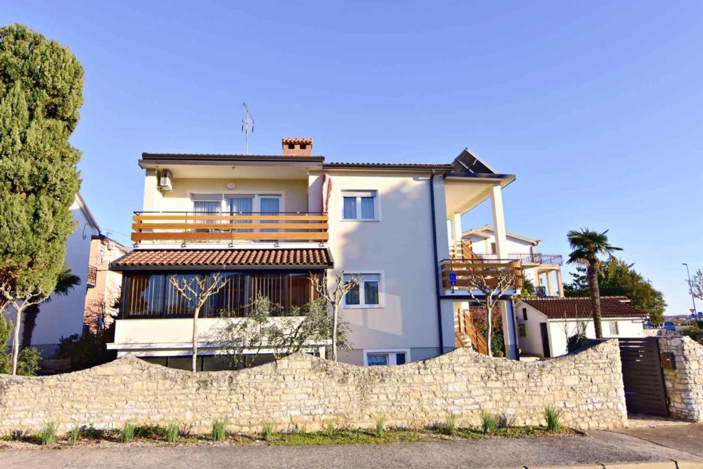 Apartments with parking space Umag - 22680