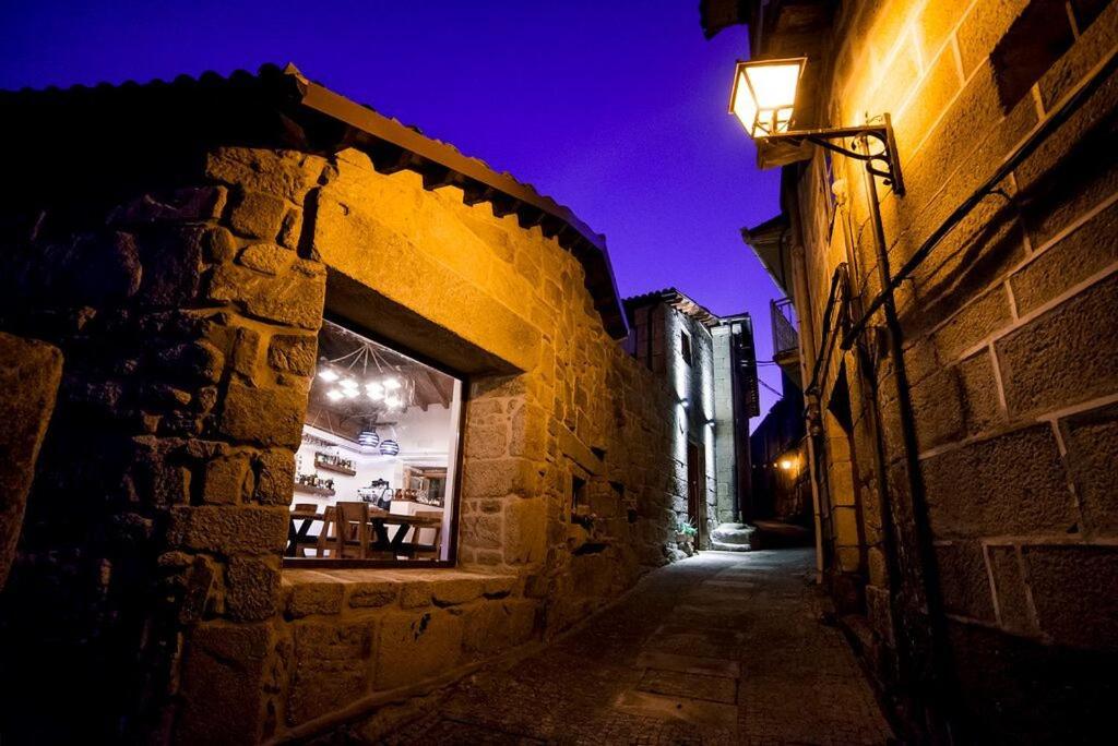 un callejón por la noche con una luz en el lateral de un edificio en Aldea Rural Pazos De Arenteiro, en Pazos de Arenteiro