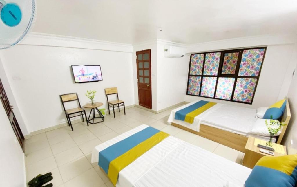 a bedroom with two beds and a window at Bích Ngọc Hotel Hà Nội in Hanoi