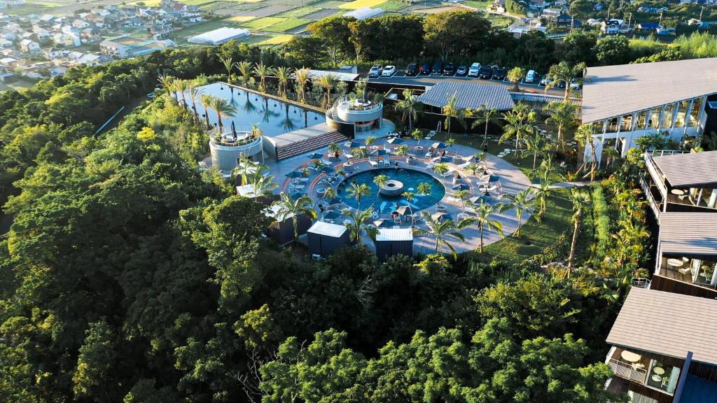 een luchtzicht op een resort met een zwembad bij BOTANICAL POOL CLUB in Kyonan