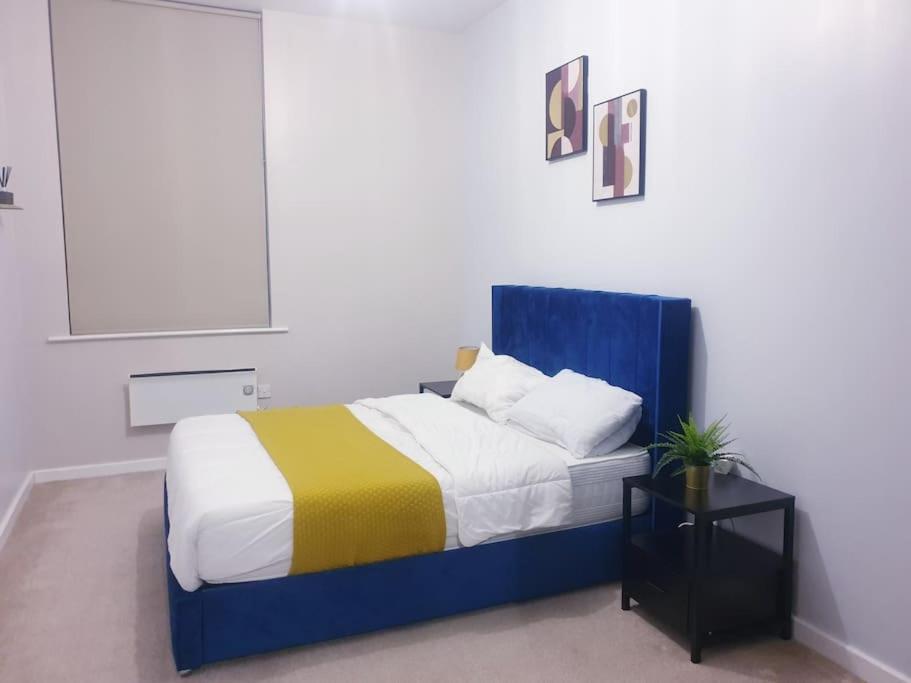 sypialnia z łóżkiem z kolorowym kocem w obiekcie Kelham Island - City Centre - Stylish - 2 BD - Free On-street Parking - Netflix - Fast WiFi w Sheffield
