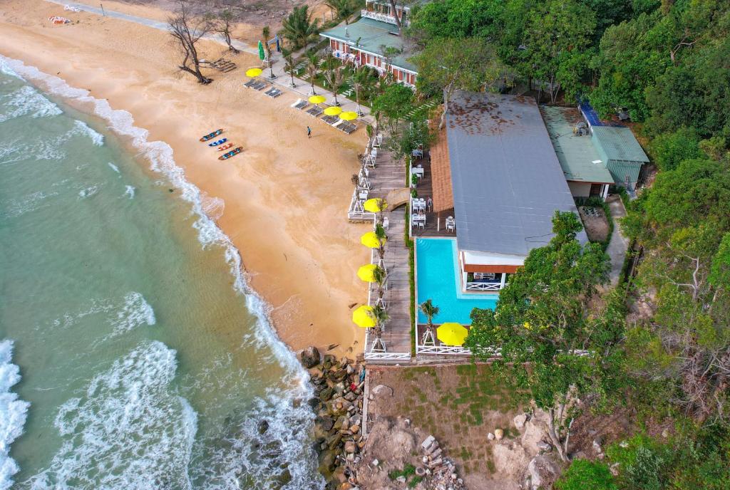 One Beach Resort في كوه رونغ ساملوم: اطلالة علوية على شاطئ به مظلات