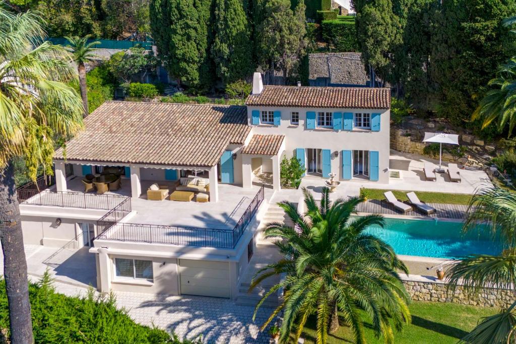 une vue aérienne d'une maison avec piscine dans l'établissement Cannes Luxury Rental - Stunning 5 bedroom villa to rent, à Cannes