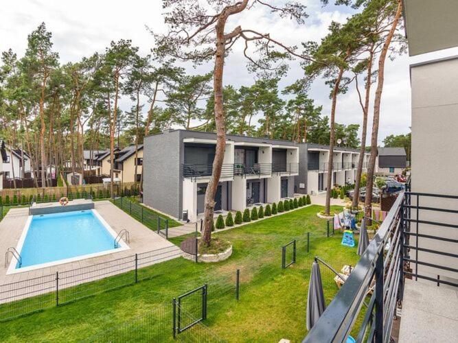 una casa con piscina in un cortile di 2-level apartment, pool, Pobierowo a Pobierowo