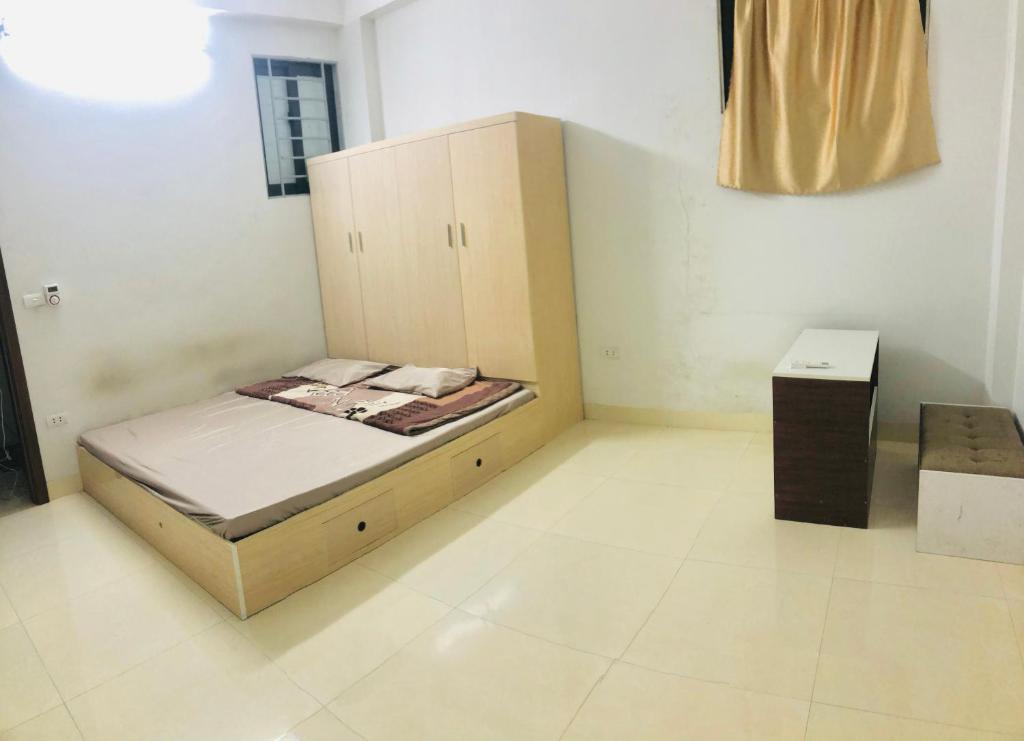 niewielka sypialnia z łóżkiem i szafką w obiekcie 516Home B w mieście Hanoi