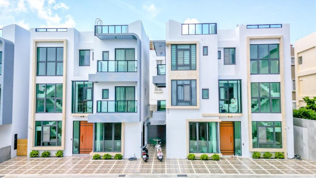 uma imagem de um edifício de apartamentos branco em Penghu I Stay II em Magong
