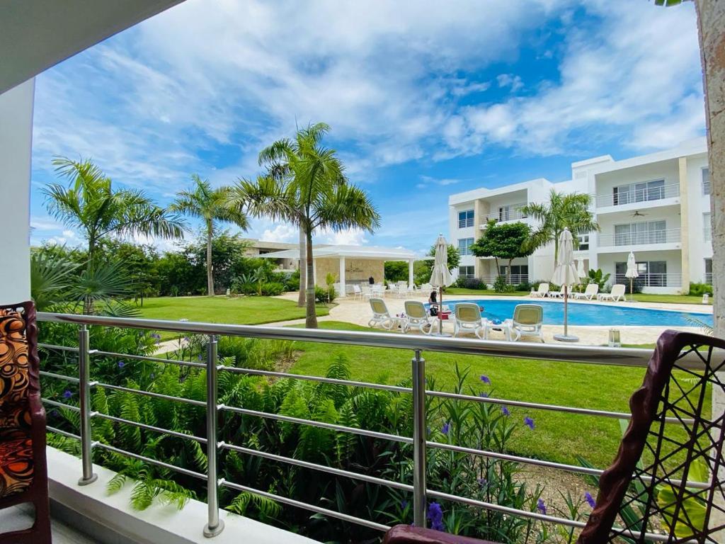vistas a la piscina desde el balcón de un complejo en Vista Golf II Playa Nueva Romana, en San Pedro de Macorís