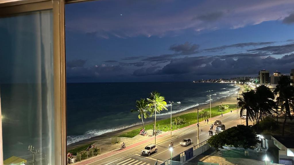 - une vue sur la plage depuis la fenêtre de l'hôtel dans l'établissement Flat em Hotel de Luxo beira mar da grife Ritz suítes com vista ampla para todo o mar da cruz das almas, jatiúca e ponta verde, com toda estrutura de um hotel lindo e arrojado, academia, piscina e muito mais, venha viver essa experiência incrível!, à Maceió