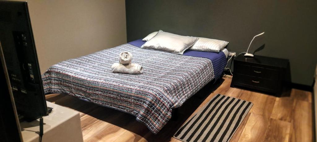 sypialnia z łóżkiem z wypchanym zwierzakiem w obiekcie Apartaestudio independiente y amplia Chía w mieście Chía