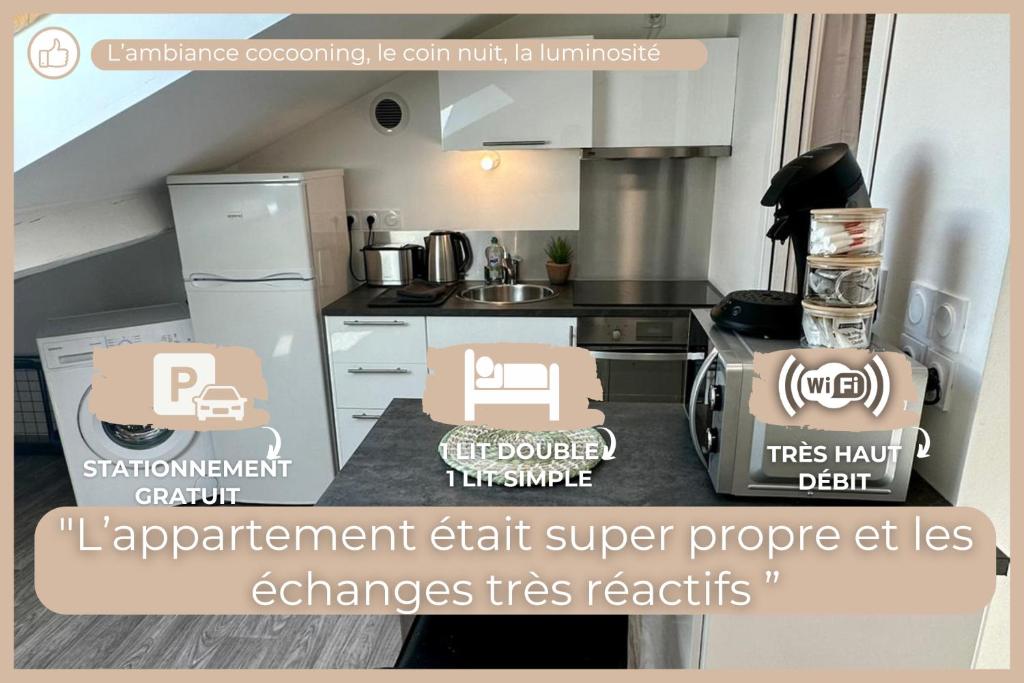 uma imagem de uma cozinha com um anúncio para aparelhos em La Barbotine - Cosy - Centre ville em Bourg-en-Bresse