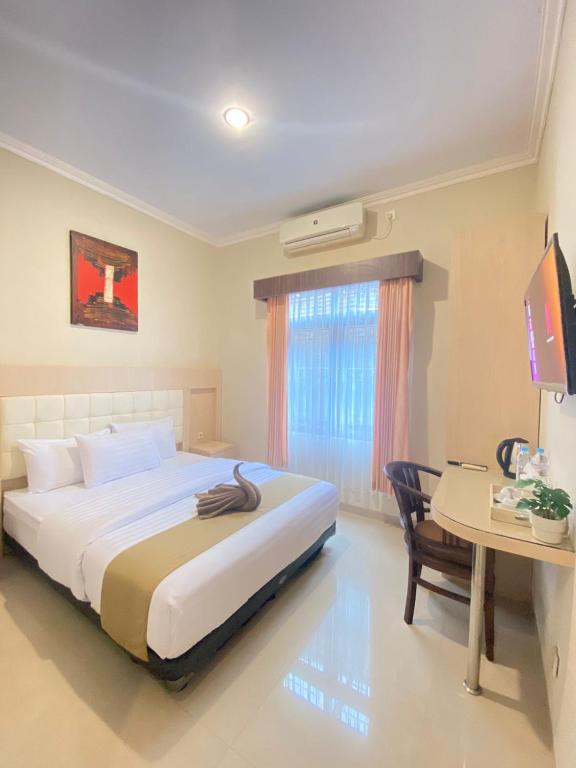 Postel nebo postele na pokoji v ubytování Ayuri Hotel Malioboro