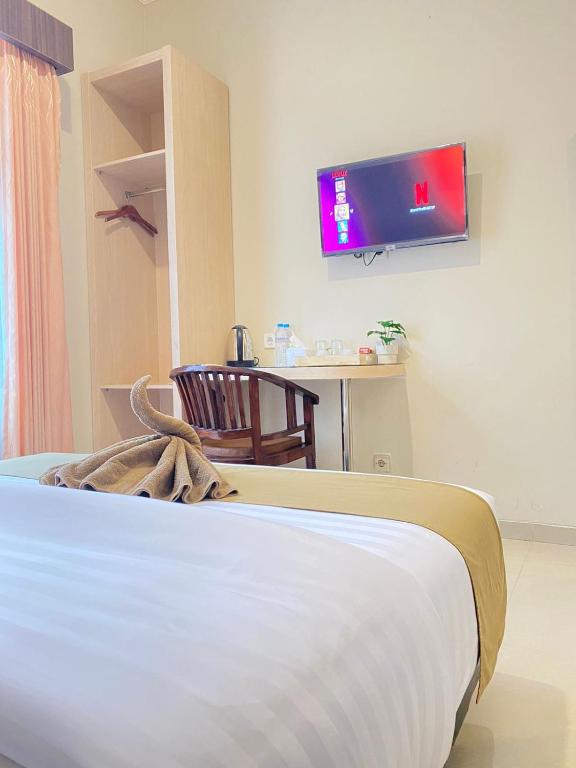 TV a/nebo společenská místnost v ubytování Ayuri Hotel Malioboro