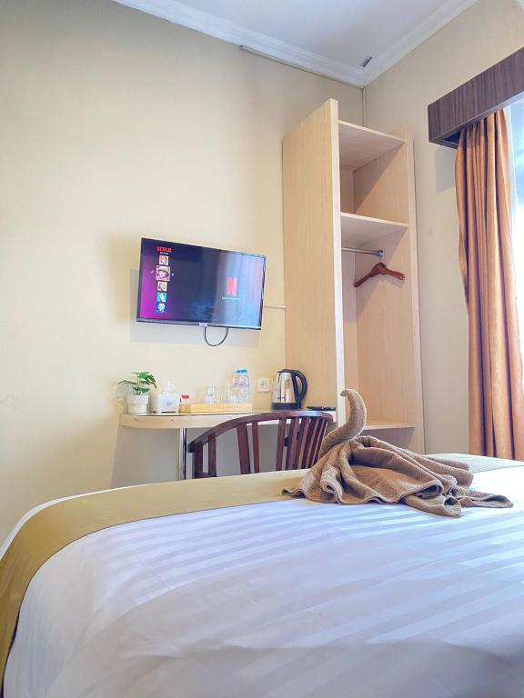 TV a/nebo společenská místnost v ubytování Ayuri Hotel Malioboro